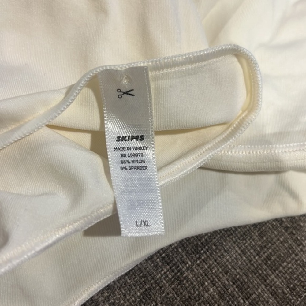 Skims Essential Crew Neck Sleeveless - Picture 3 of 10